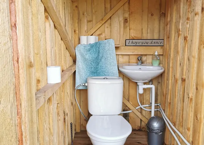 Paeikesekivi Keskus بيت خشبي Ridakula (Viljandi)